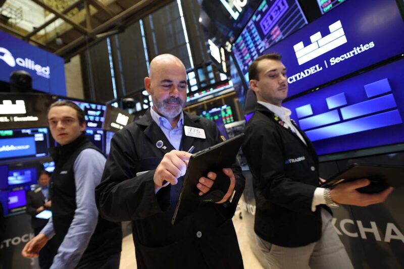 Stocks Steady: Trump Confirms No Extension on August 1 Tariff Deadline, Boosting Market Confidence